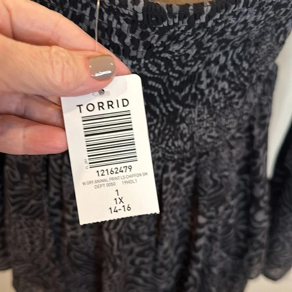TORRID GRAY ANIMAL PRINT CHIFFON SMOCKED OFF THE SHOULDER BLOUSE NEW WITH TAGS - Picture 8 of 9